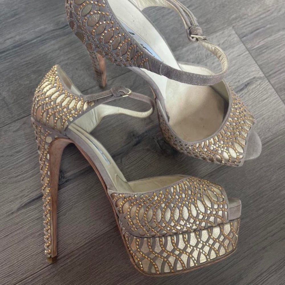 Brian Atwood Tribeca Suede Tawny Mocha/
Gold Mary Jane. Ginch heel. Size 7 Used.